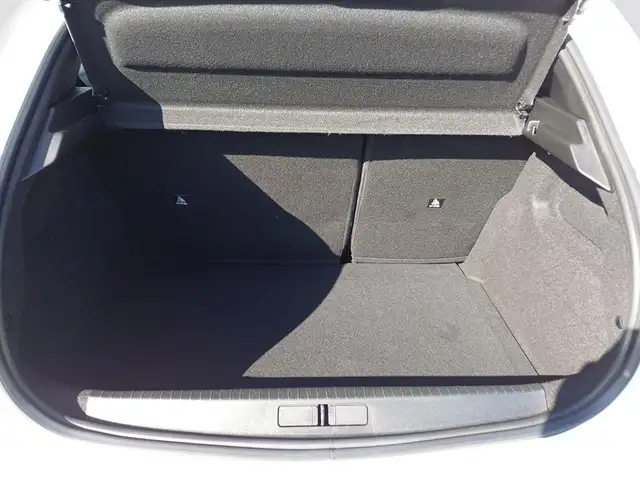 Peugeot 208 view 9