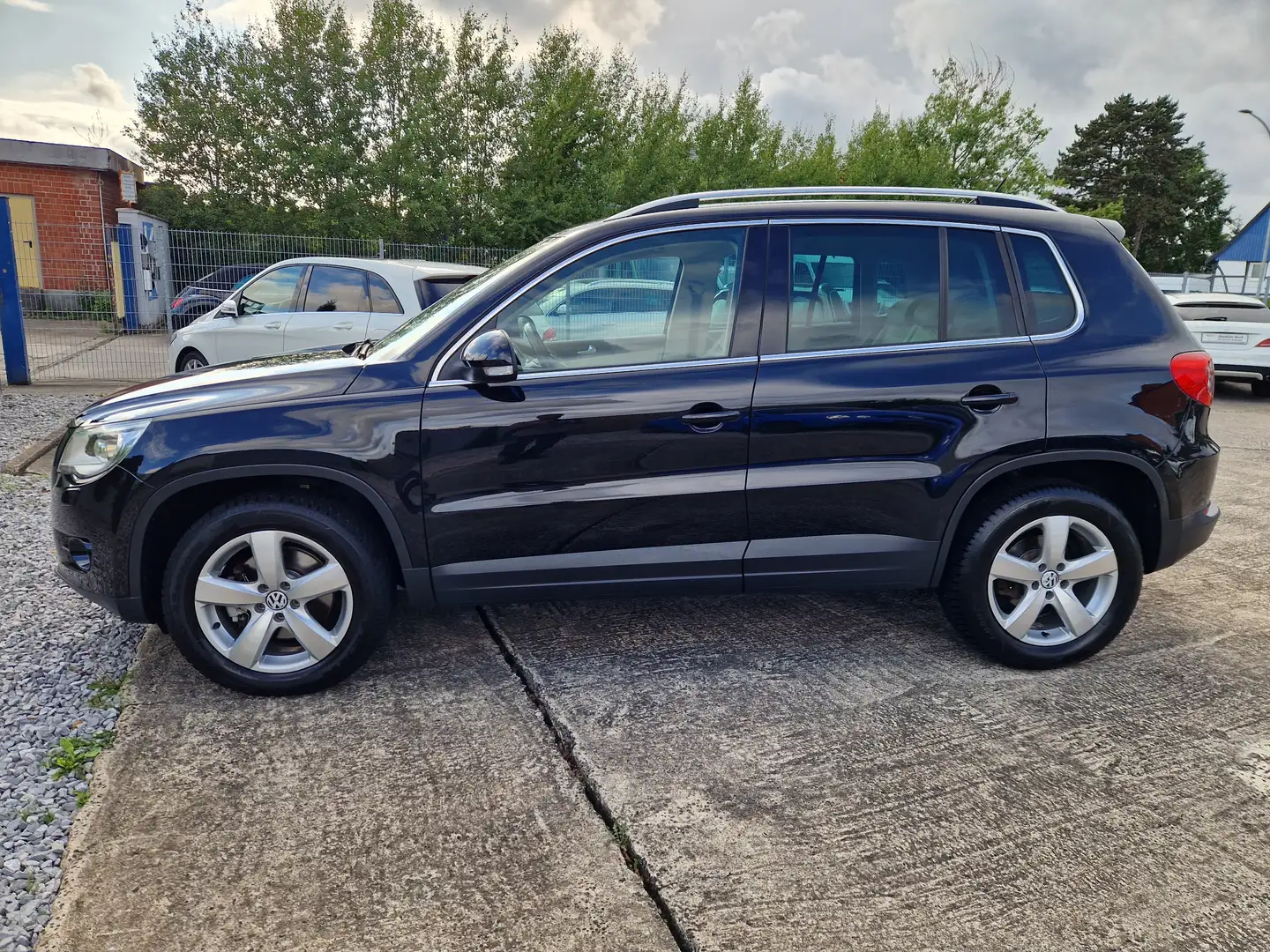Volkswagen Tiguan Sport  AHK, Black - 2