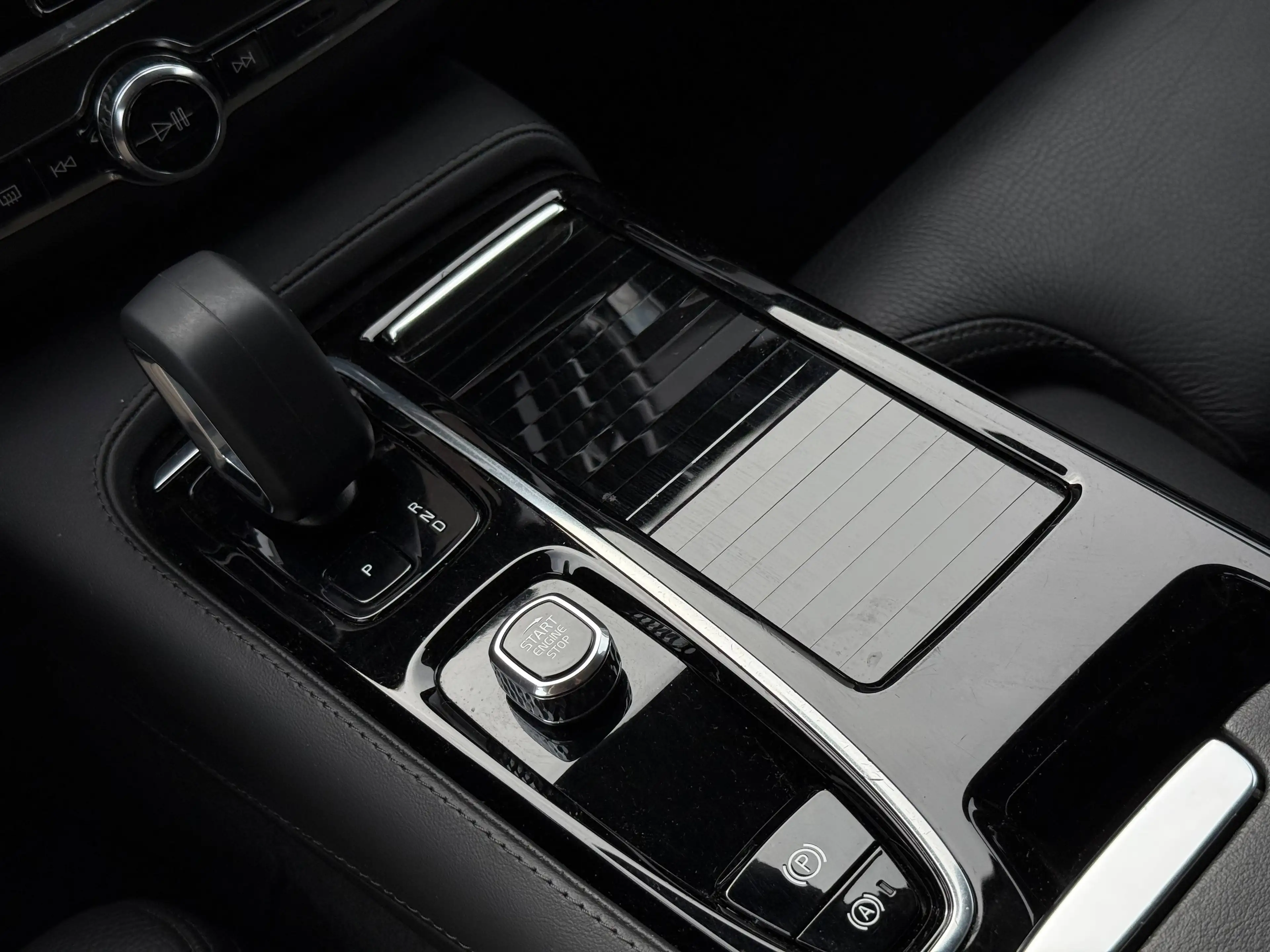 Volvo V90 T6 Recharge AWD Ultra Dark *FULL*360*PANO*B&W*Headup* — photo 22