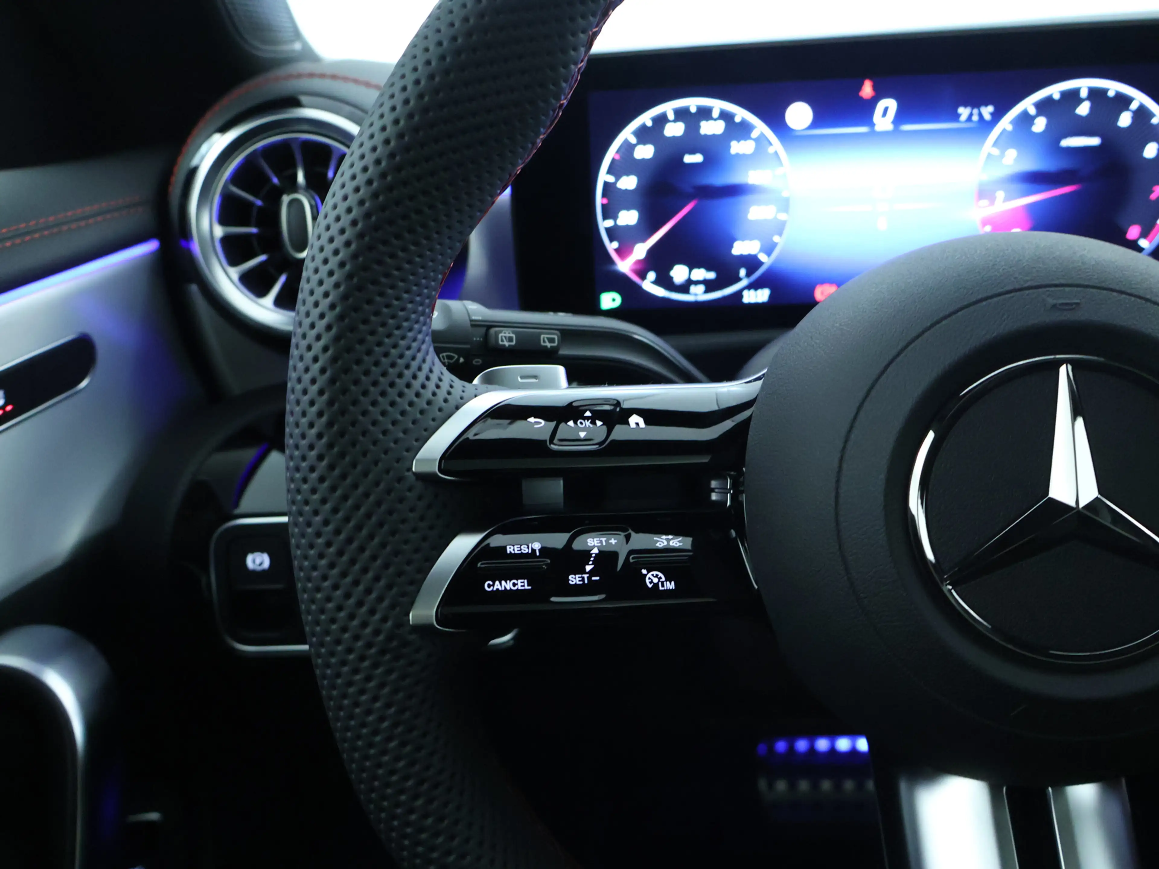 Mercedes-Benz CLA 180 Shooting Brake Star Edition AMG Line LIMITED | Tre — photo 13