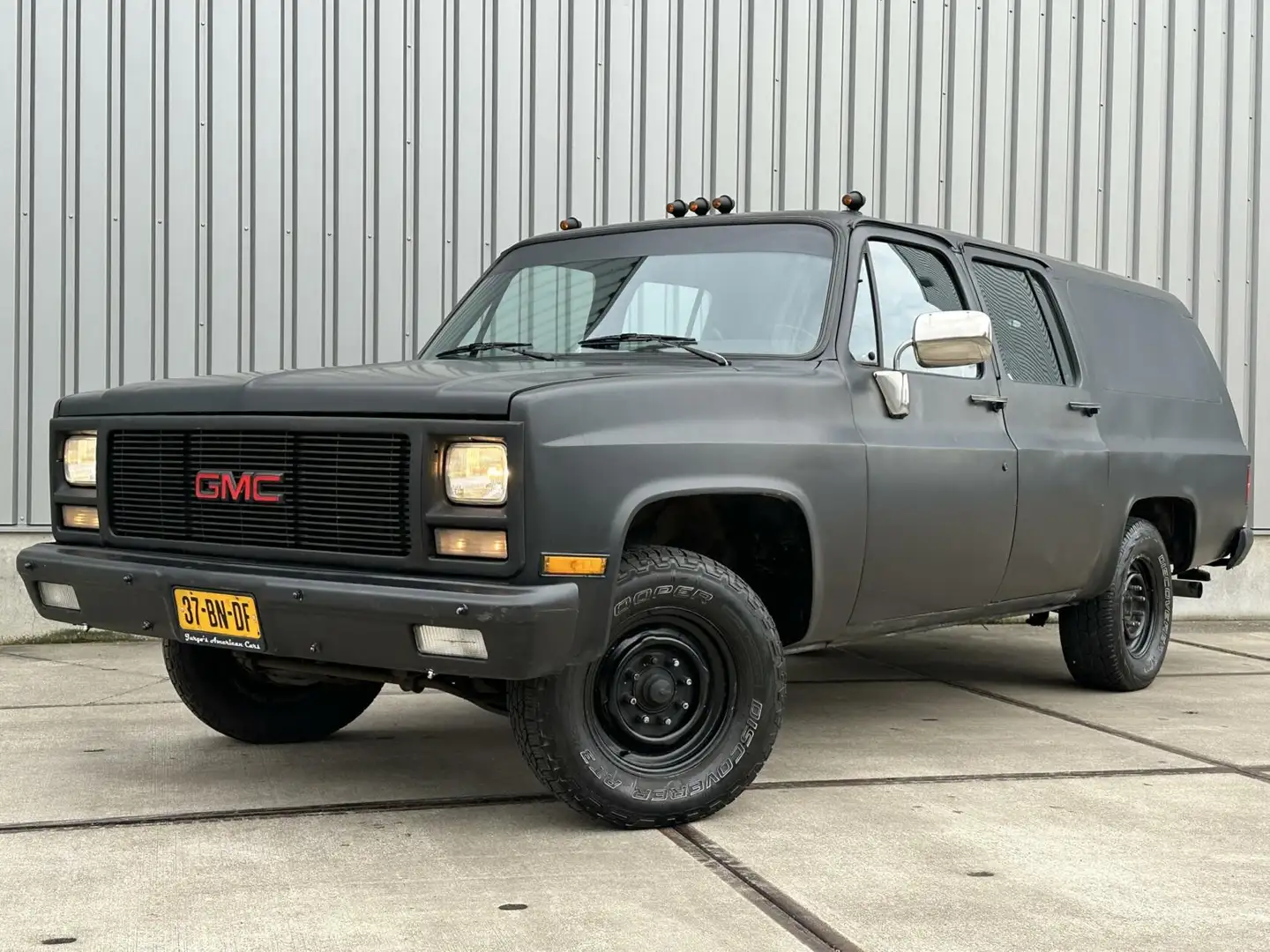 Chevrolet Suburban USA Suburban Zwart - 1