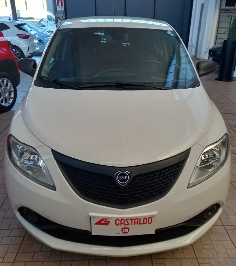 Lancia Ypsilon 1.0 FireFly 5 porte S&S Hybrid Ecochic Silver Bianco - 1