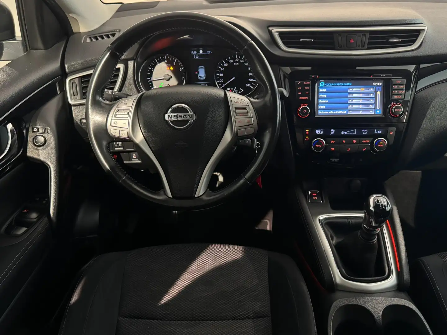 Nissan Qashqai 1.2 Acenta /Clima/Cruise/PDC+Camera/LaneAss/NAVI/D Zwart - 2