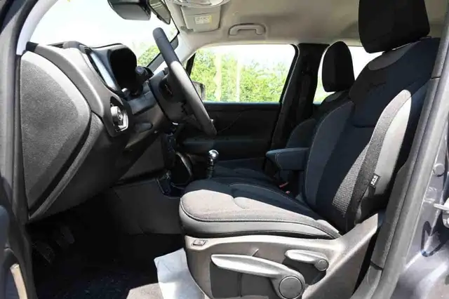Jeep Renegade view 9