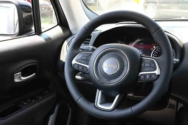 Jeep Renegade view 12