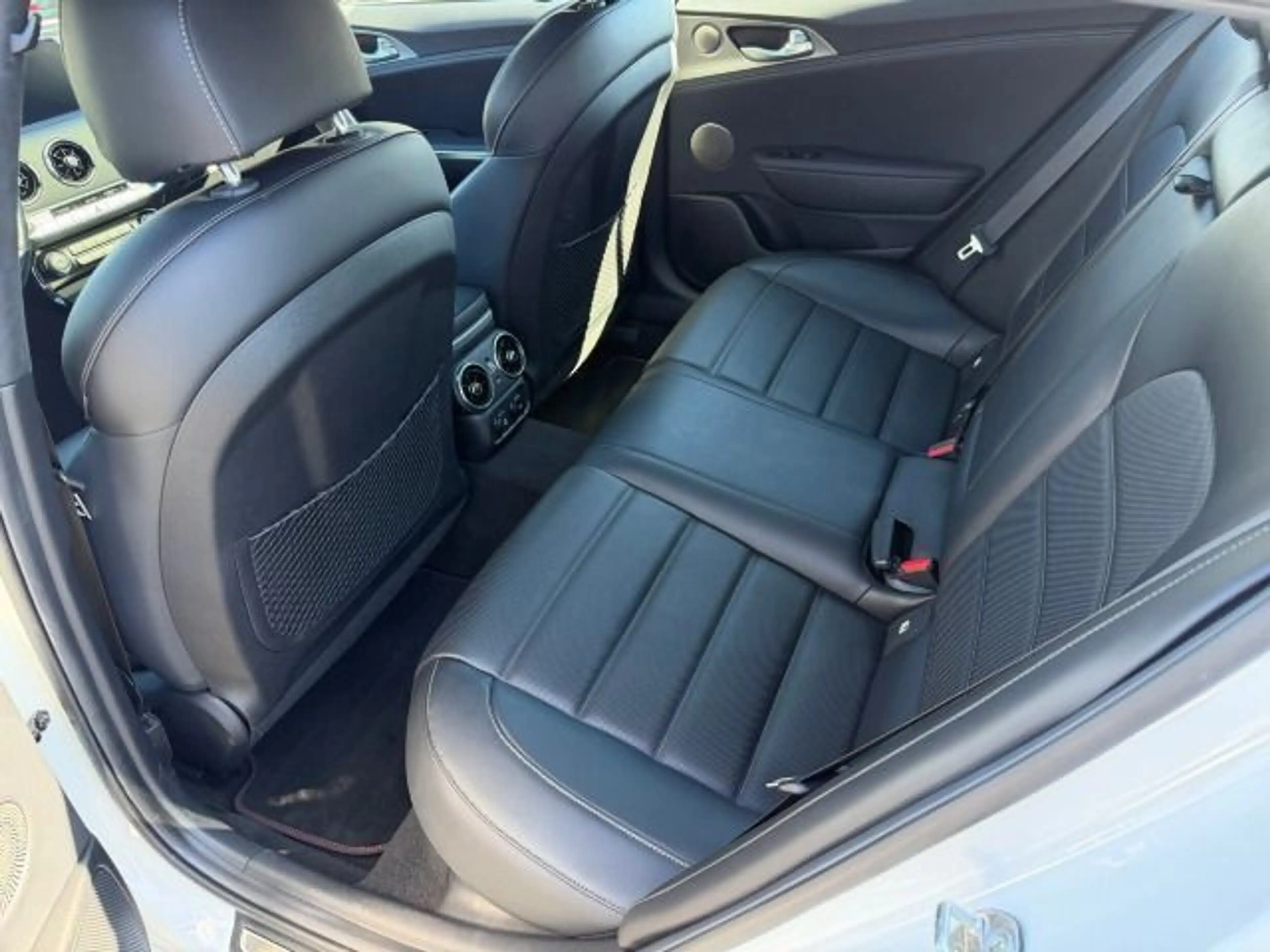 Kia Stinger GT 4WD*Metallic White Pearl*Schiebedach — photo 10