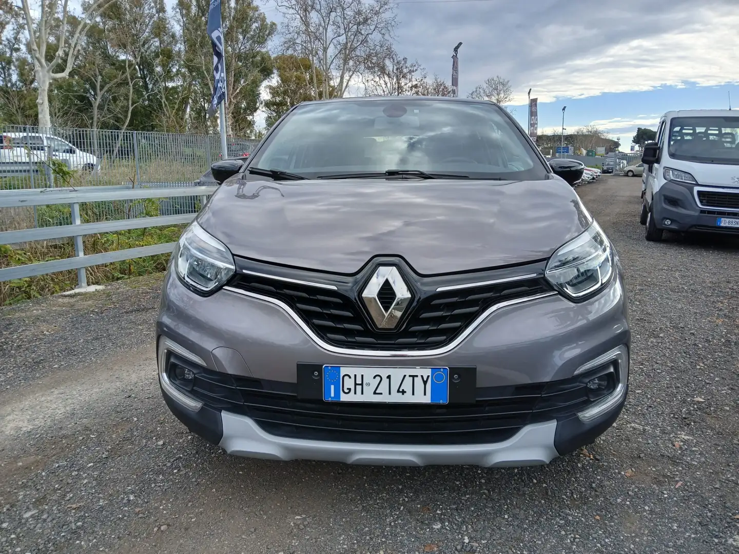 Renault Captur TCe 12V 90 CV Business Grau - 2
