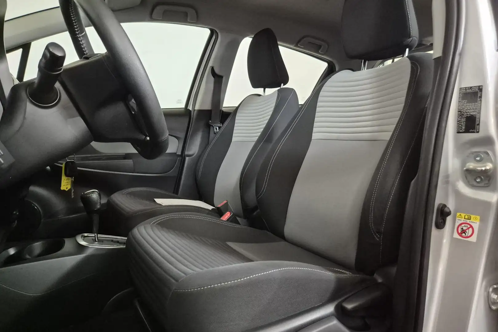 Toyota Yaris 1.5 Hybrid Aspiration Gris - 2