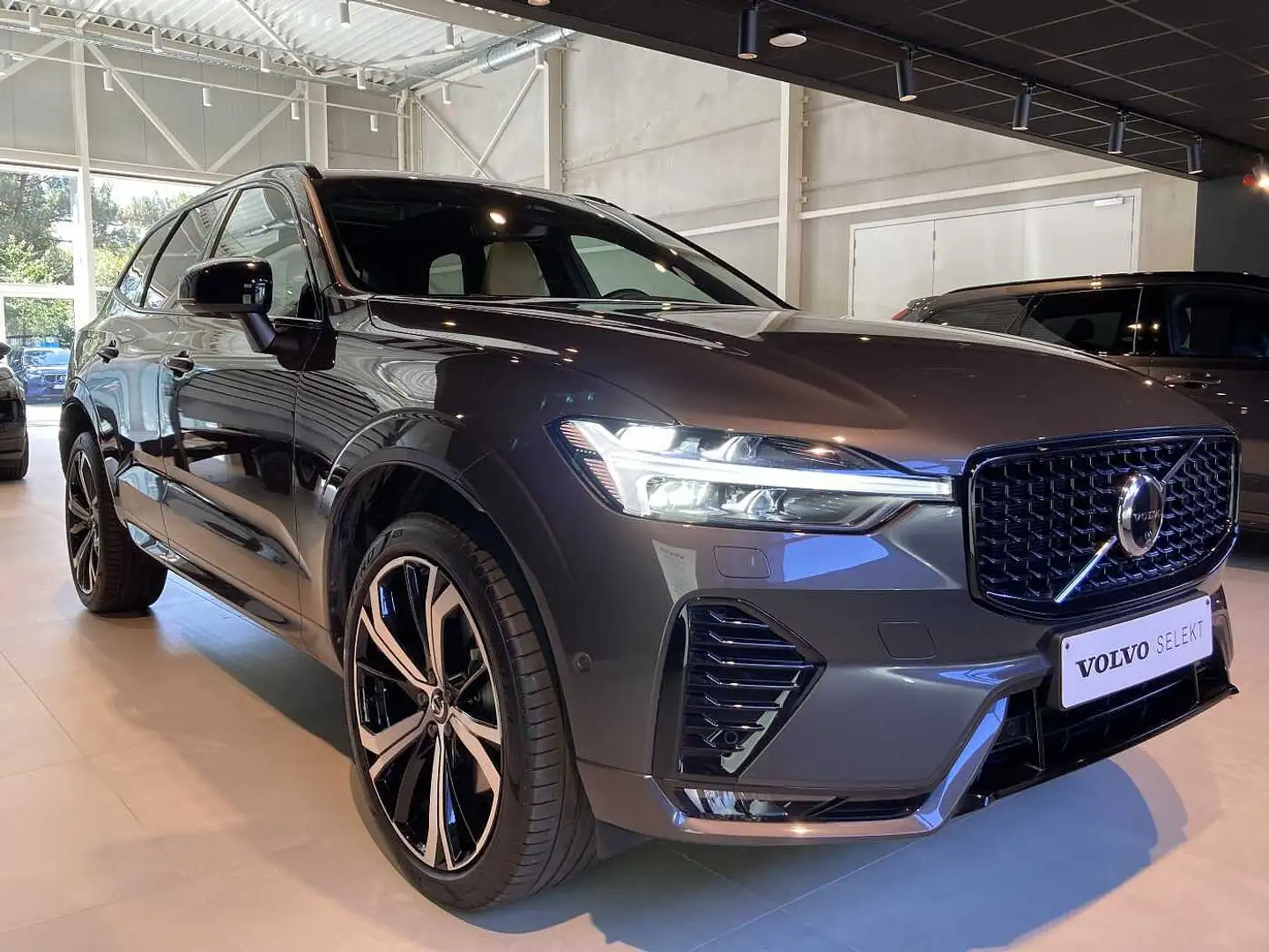 Volvo XC60 Ultimate, B4 Mild hybrid, Benzine, Dark Gris - 2