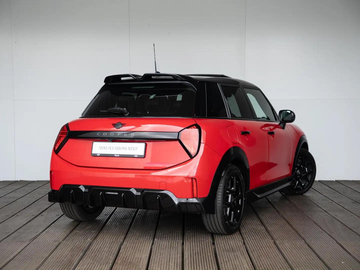 MINI Cooper C 5-deurs JCW + M-pakket Red - 2