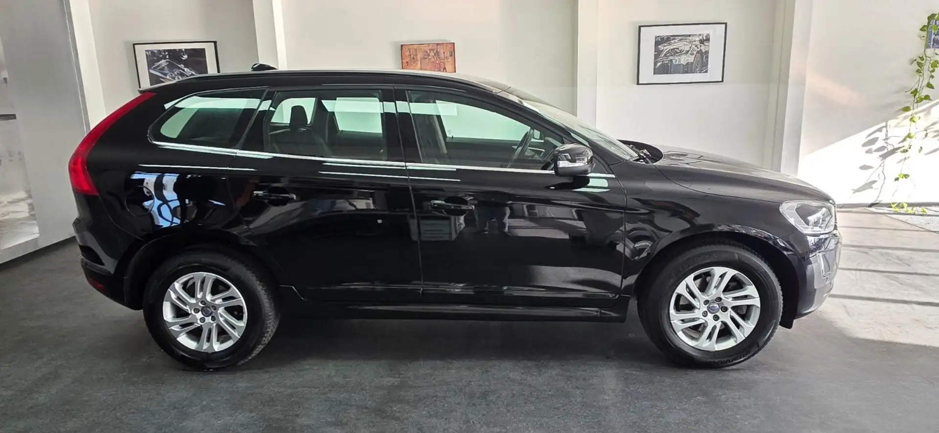 Volvo XC60 D4 AWD Momentum Automatik AHK TÜV 11/2027 Schwarz - 1