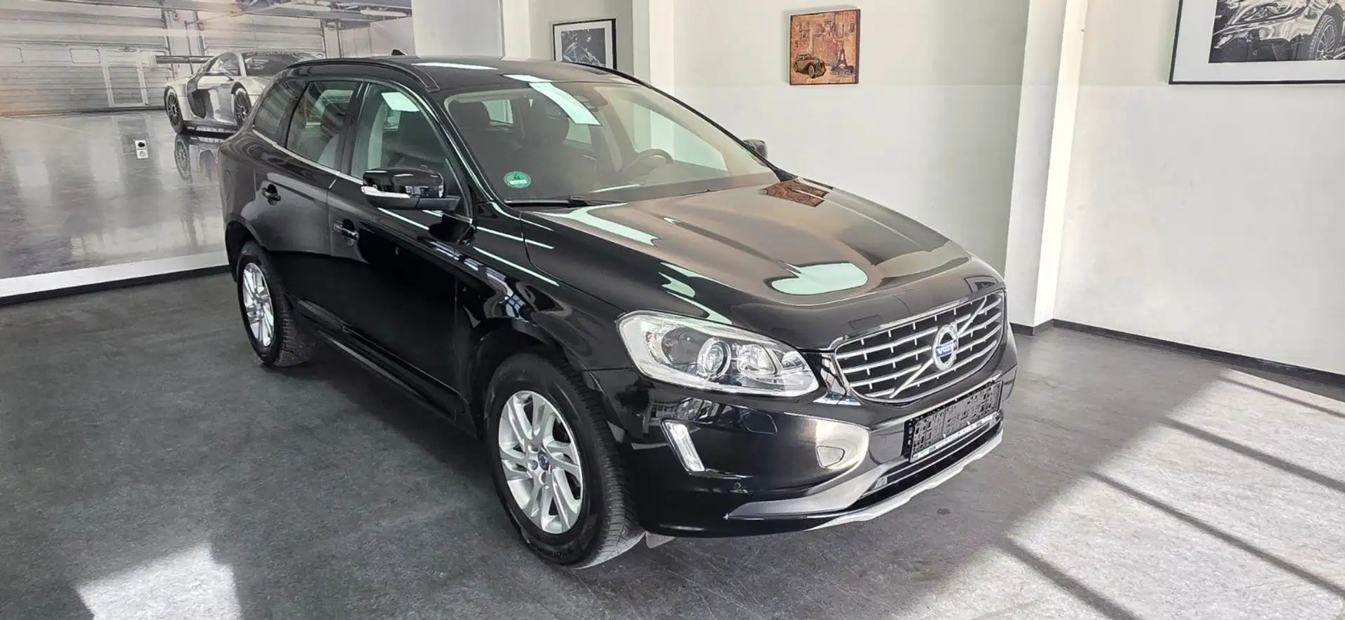 Volvo XC60 D4 AWD Momentum Automatik AHK TÜV 11/2027 Schwarz - 2