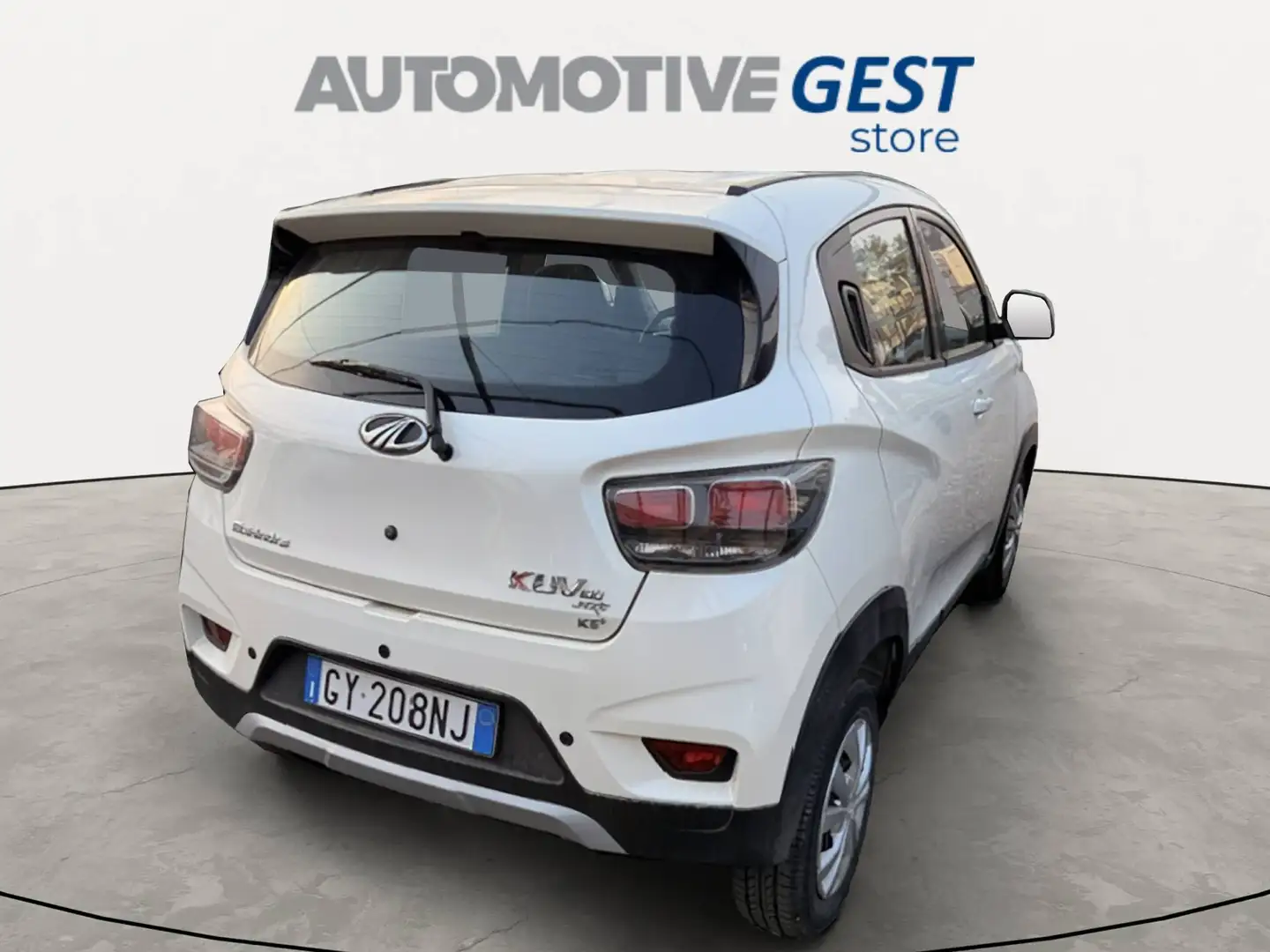 Mahindra KUV100 1.2 K6+ Schwarz - 2