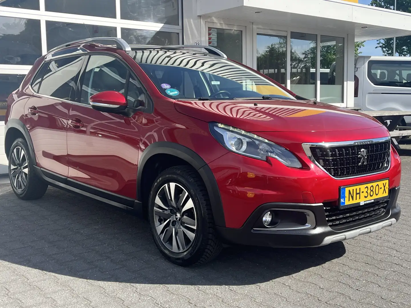 Peugeot 2008 1.2 PureTech Blue Lease Executive Panoramadak Crui Rosso - 1