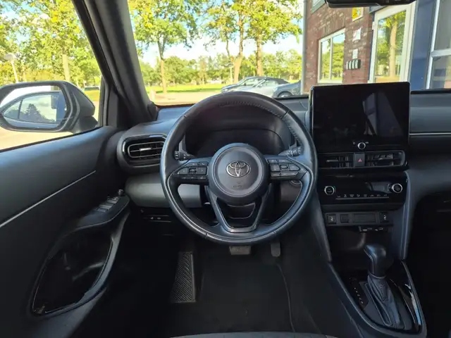 Toyota Yaris Cross view 3