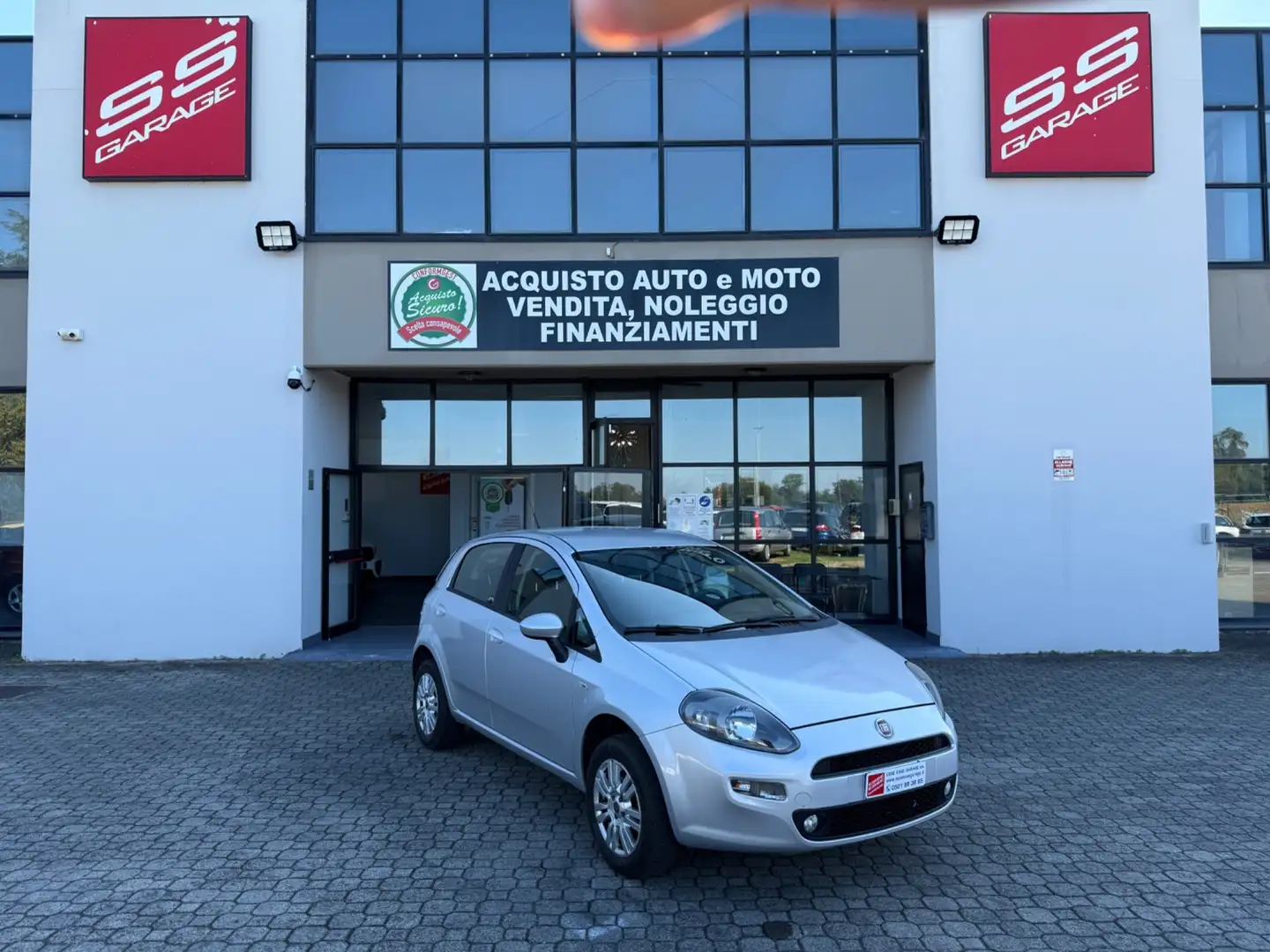 Fiat Grande Punto Grande Punto 1.4 5 porte Actual Natural Power Grijs - 1