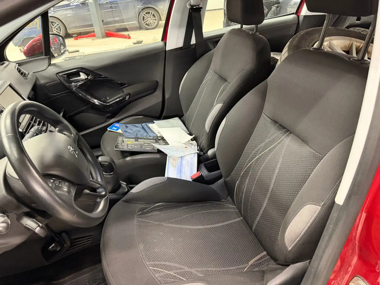 Peugeot 208 1.4 HDI 70CV Rouge - 2