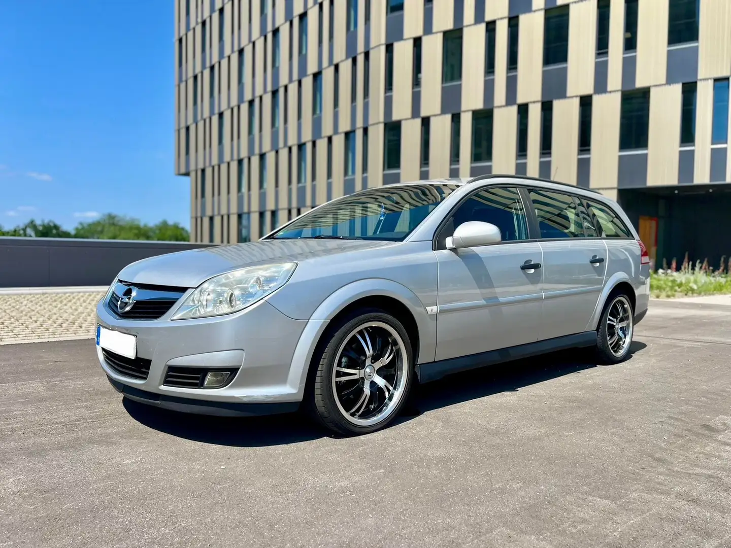 Opel Vectra 1.9 CDTI Caravan srebrna - 1