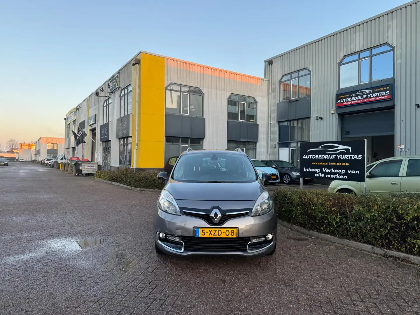 Renault Grand Scenic 1.2 TCe Bose 1 JAAR APK!! Grijs - 2
