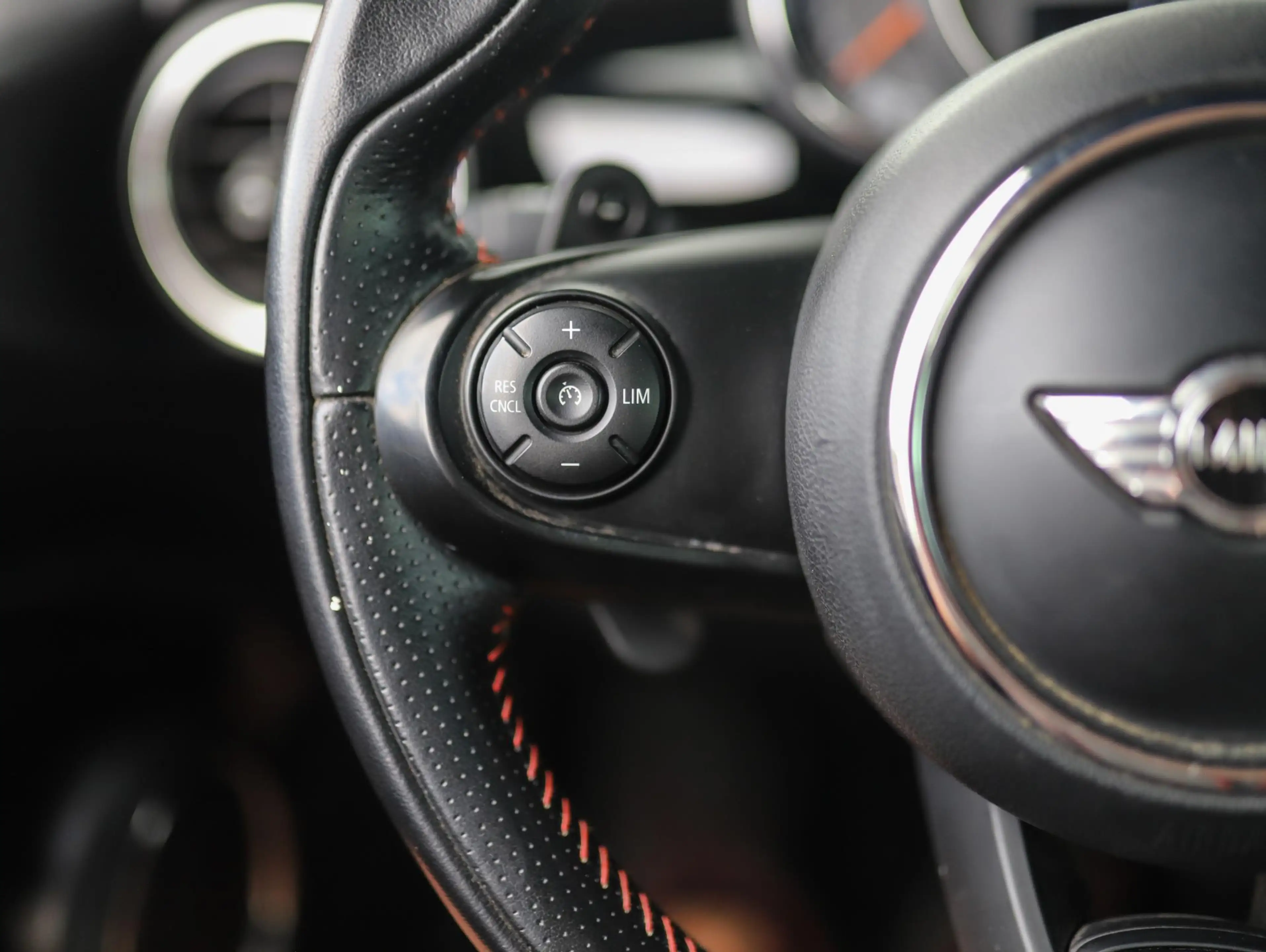 MINI Cooper S Cabrio 2.0 Chili Serious Business | JCW | Leder | H/K | L — photo 31