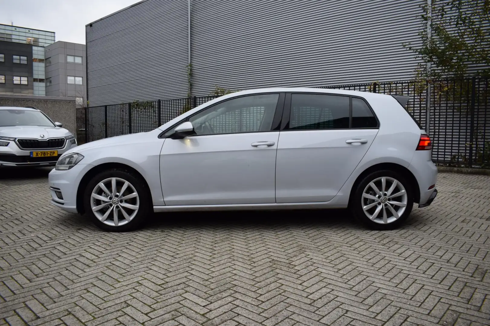 Volkswagen Golf 1.5 TSI Aut. Highline R-Line 12 mnd GARANTIE Stoel Wit - 2