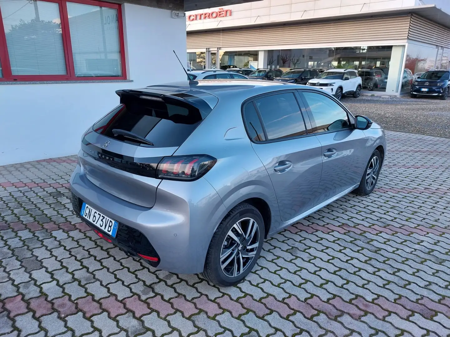 Peugeot 208 1.2 101cv E6D EAT8 Automatico ALLURE Pack / TELECA Grijs - 2