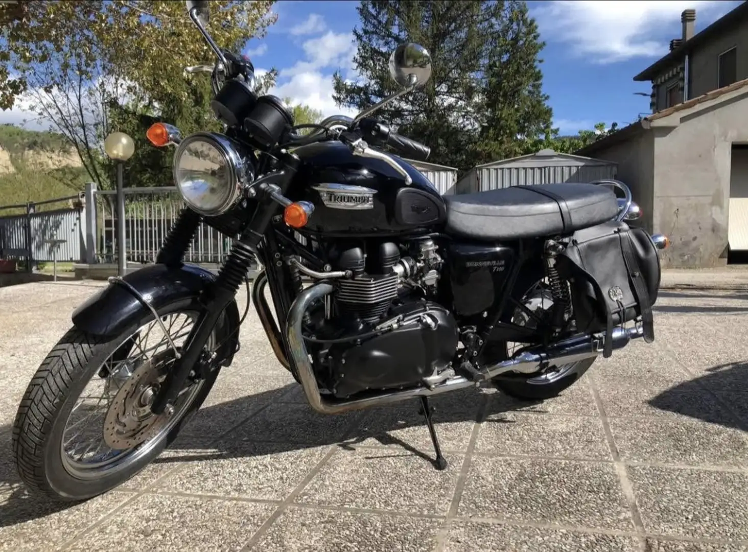 Triumph Bonneville T100 Negro - 1