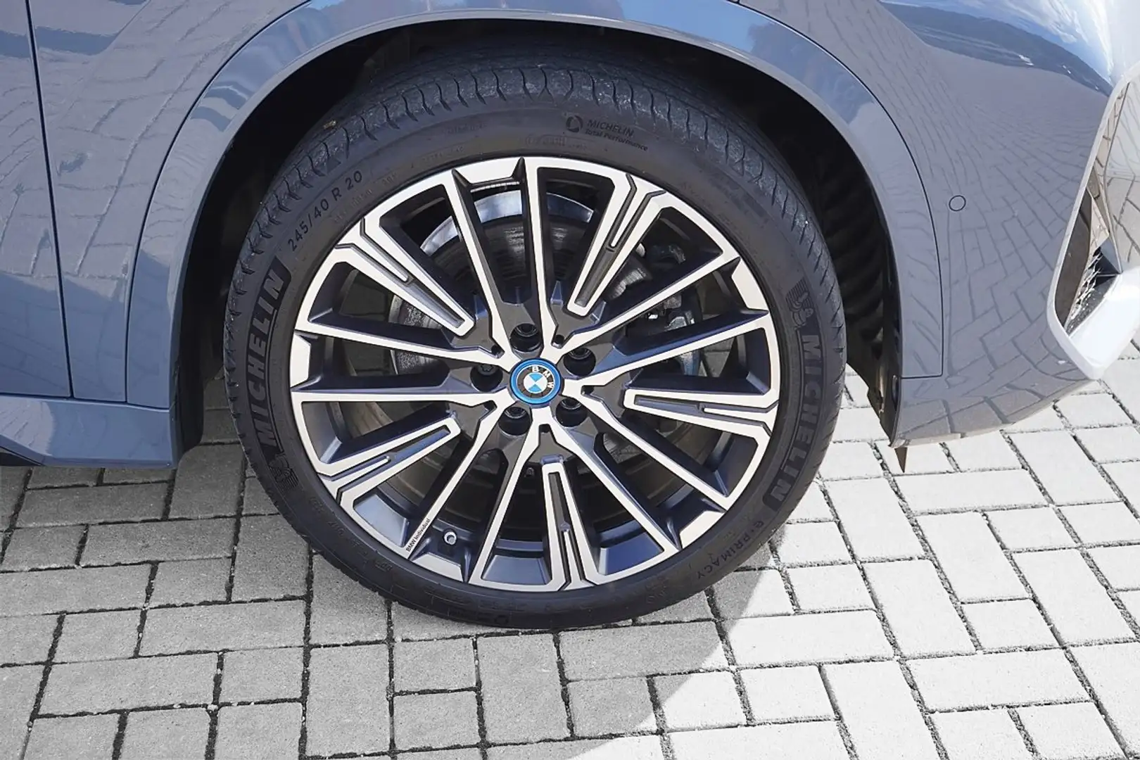 BMW iX1 xDrive30 M Sport HeadUp AHK ACC Glasdach 20" 360Ka Grau - 2
