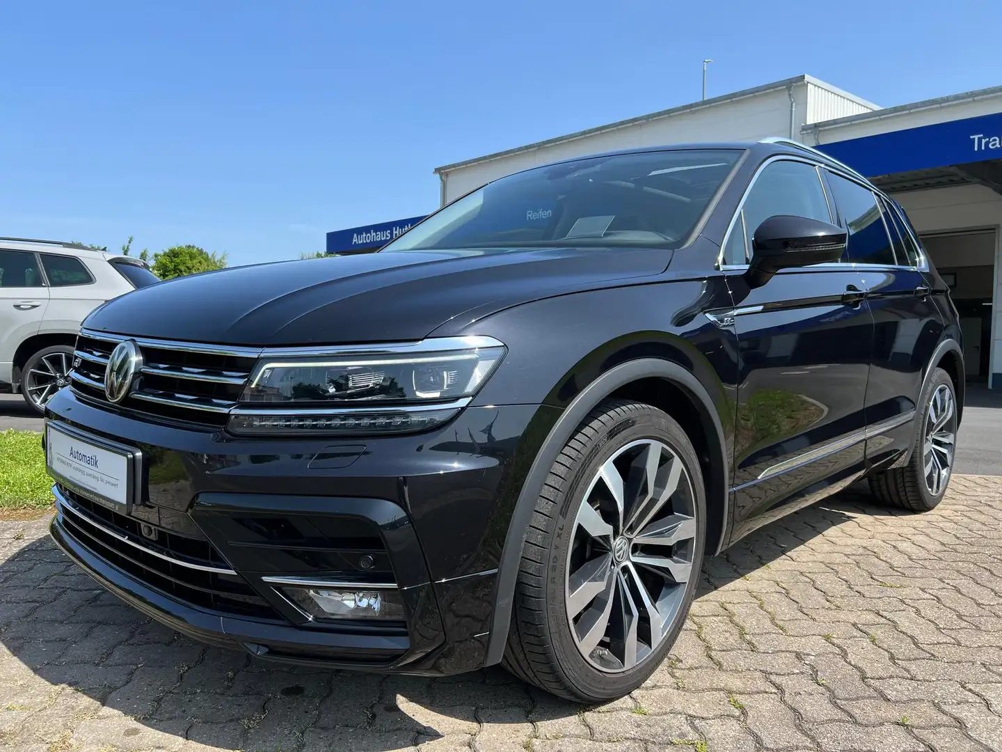 Volkswagen Tiguan Highline R-Line 4M AHK STHZ PANO HUD ACC Schwarz - 1