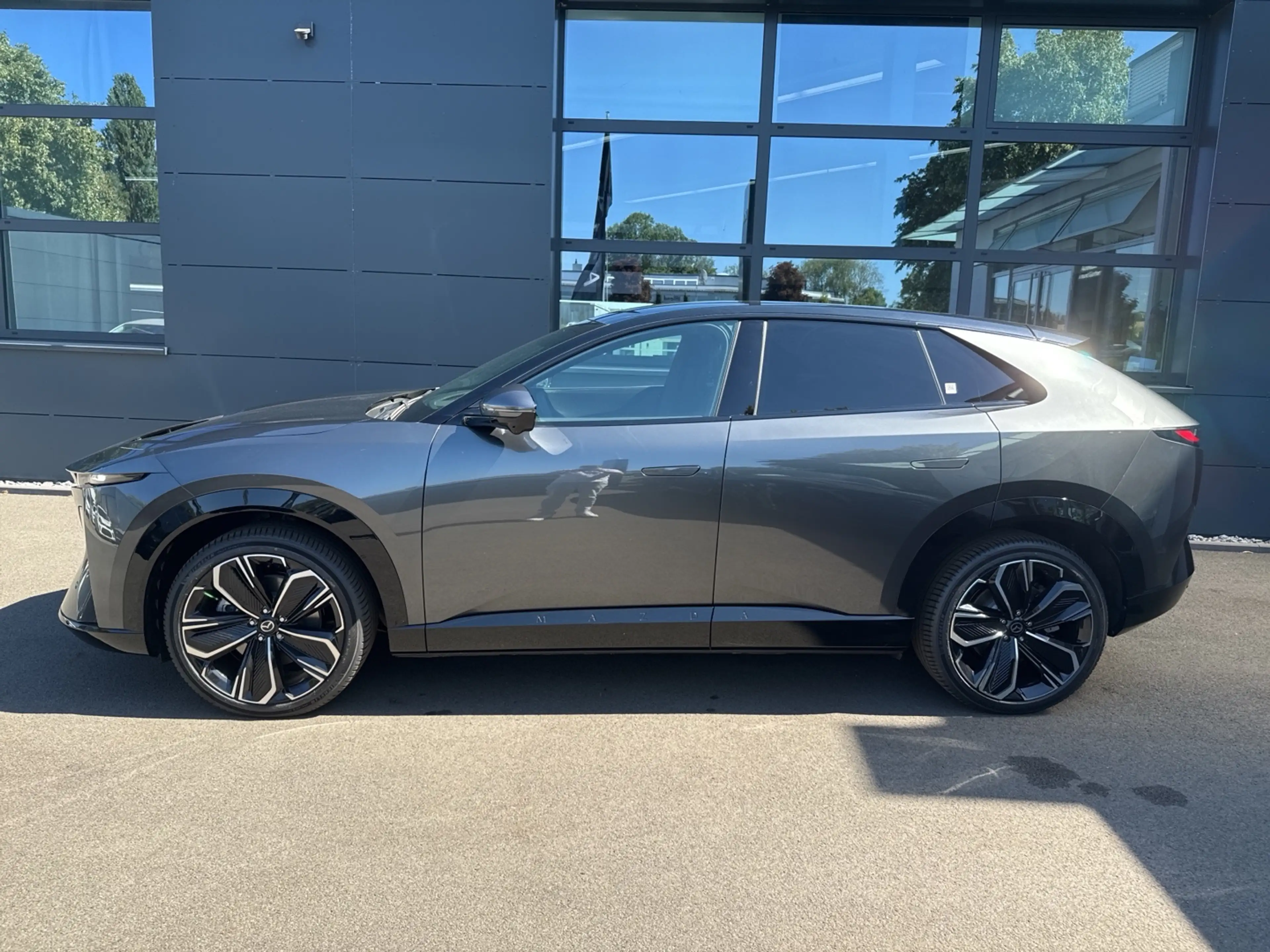 Mazda CX-6e Takumi BKTR PABS Metallic — photo 2