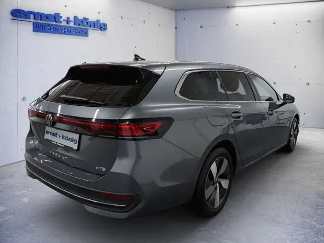 Volkswagen Passat view 3