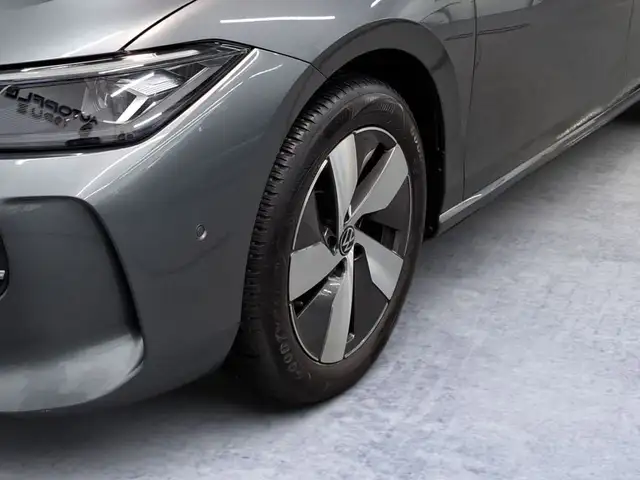 Volkswagen Passat view 6