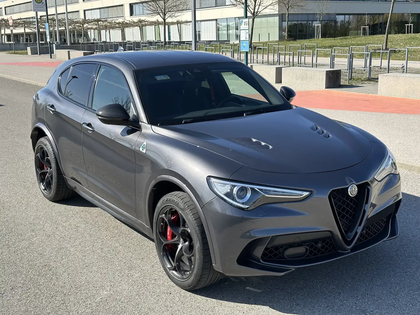 Alfa Romeo Stelvio Quadrifoglio erst 17.000 KM *AKRAPOVIC - KERAMIK* Grau - 2