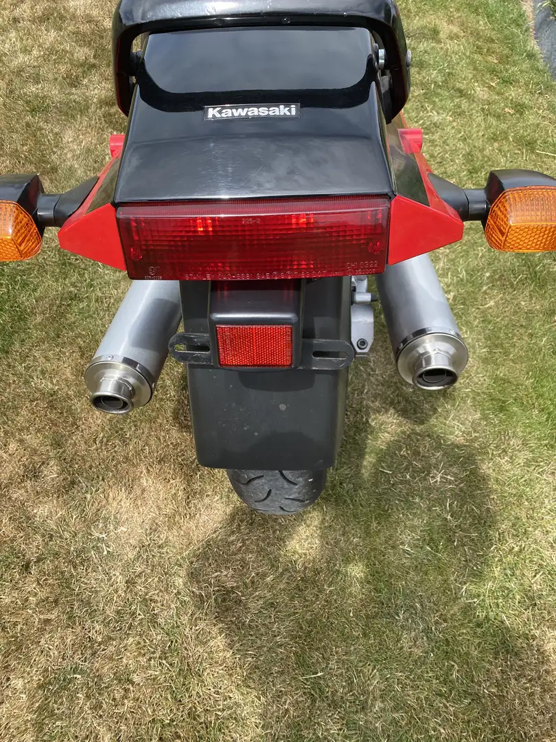 Kawasaki GPZ 900 R Zwart - 2