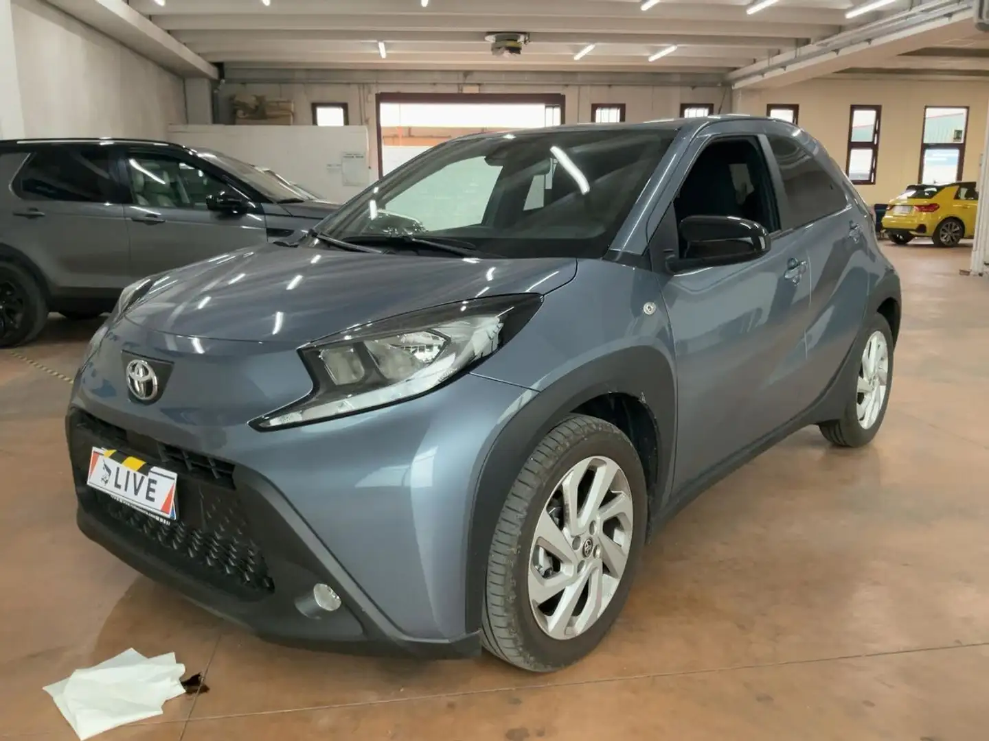 Toyota Aygo Aygo X 1.0 VVT-i 72 CV 5 porte Active Grigio - 1