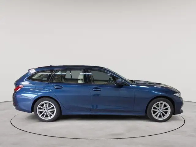 BMW 3 Series view 3