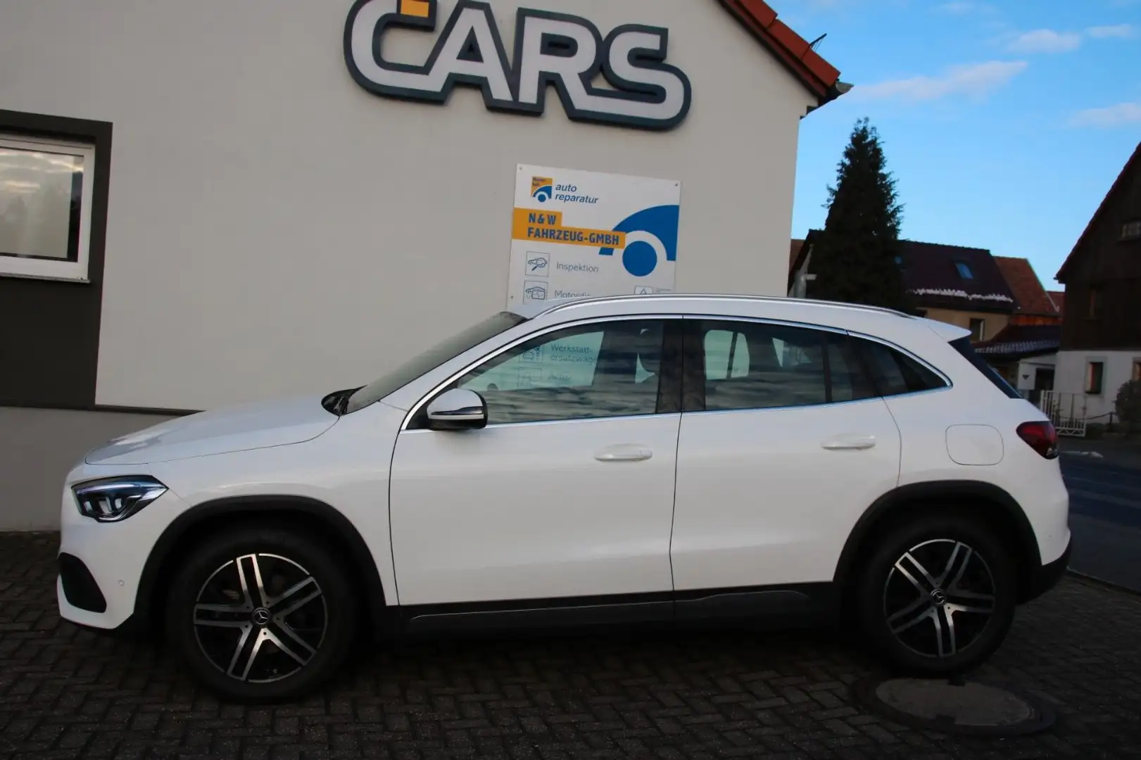 Mercedes-Benz GLA 200 Progressive Wenig Kilometer Weiß - 1