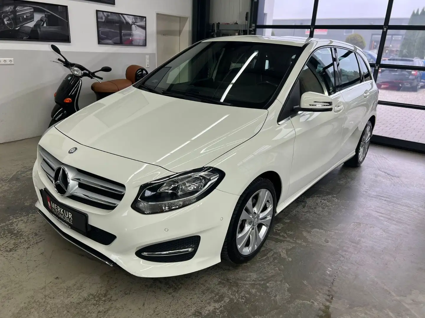 Mercedes-Benz B 180 Aut. Urban Sports Tourer+1.Hd+PDC+SHZ+17" Blanc - 1