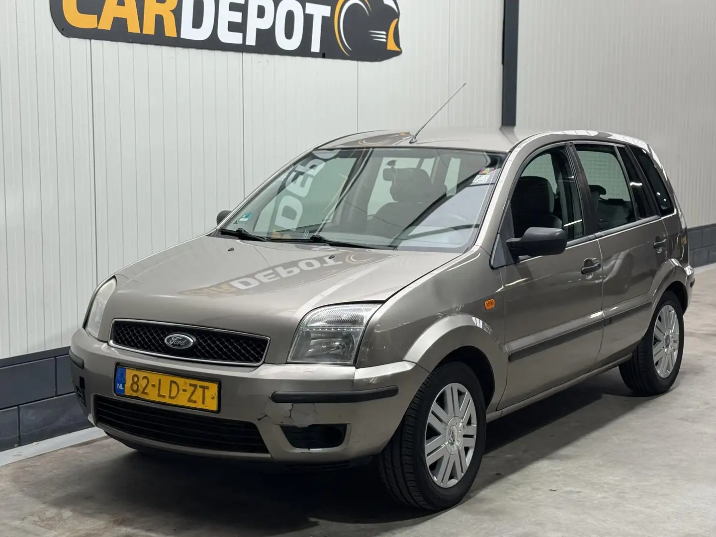 Ford Fusion 1.6-16V Luxury Vol jaar APK Airco Grijs - 1