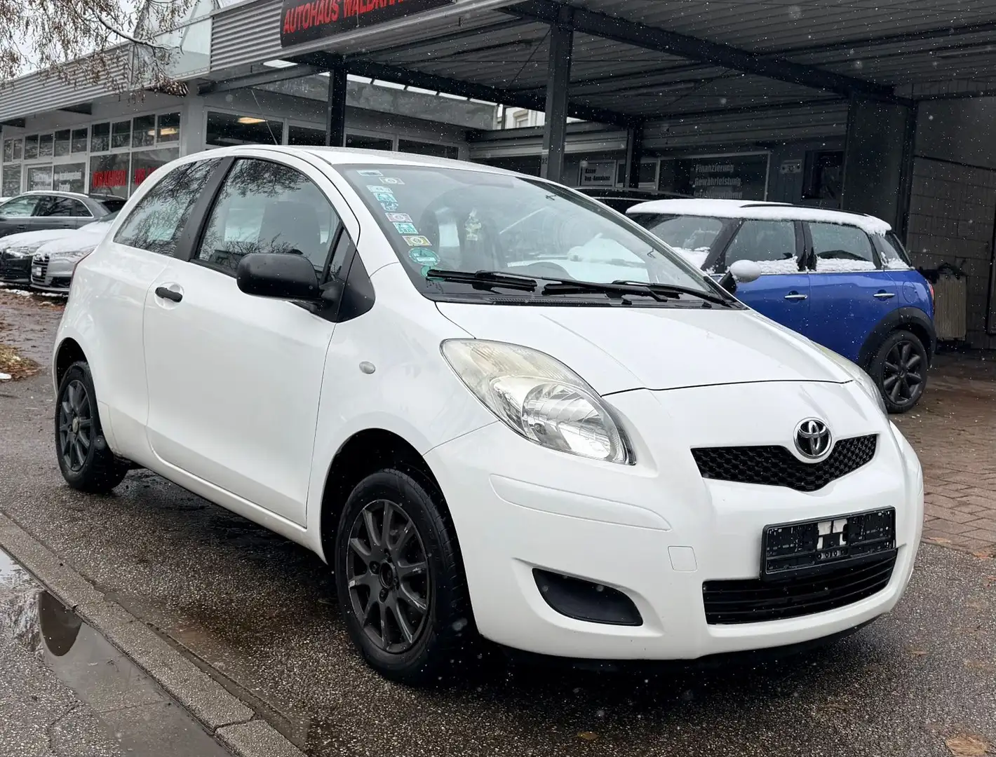 Toyota Yaris 1.0i Basis/TÜV 11.2025/Allwetter/ALU/AUX Weiß - 2