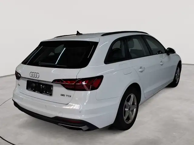 Audi A4 view 4