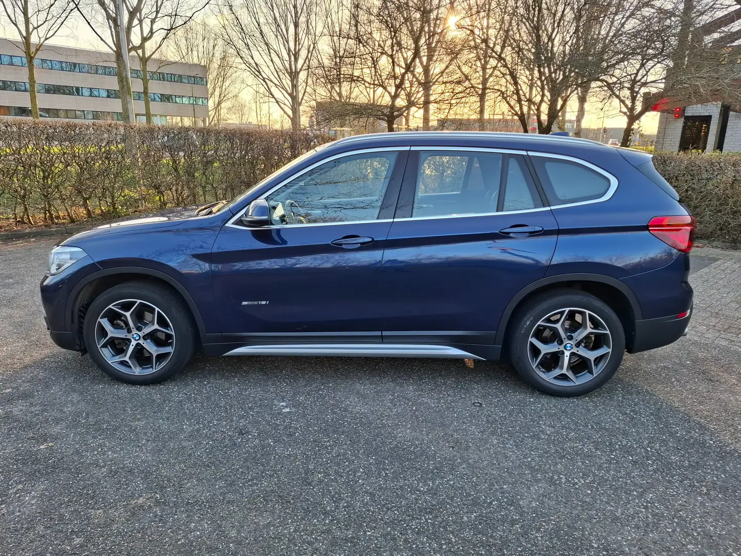 BMW X1 sDrive18i X1 High Executive xLine (automaat) Blauw - 2