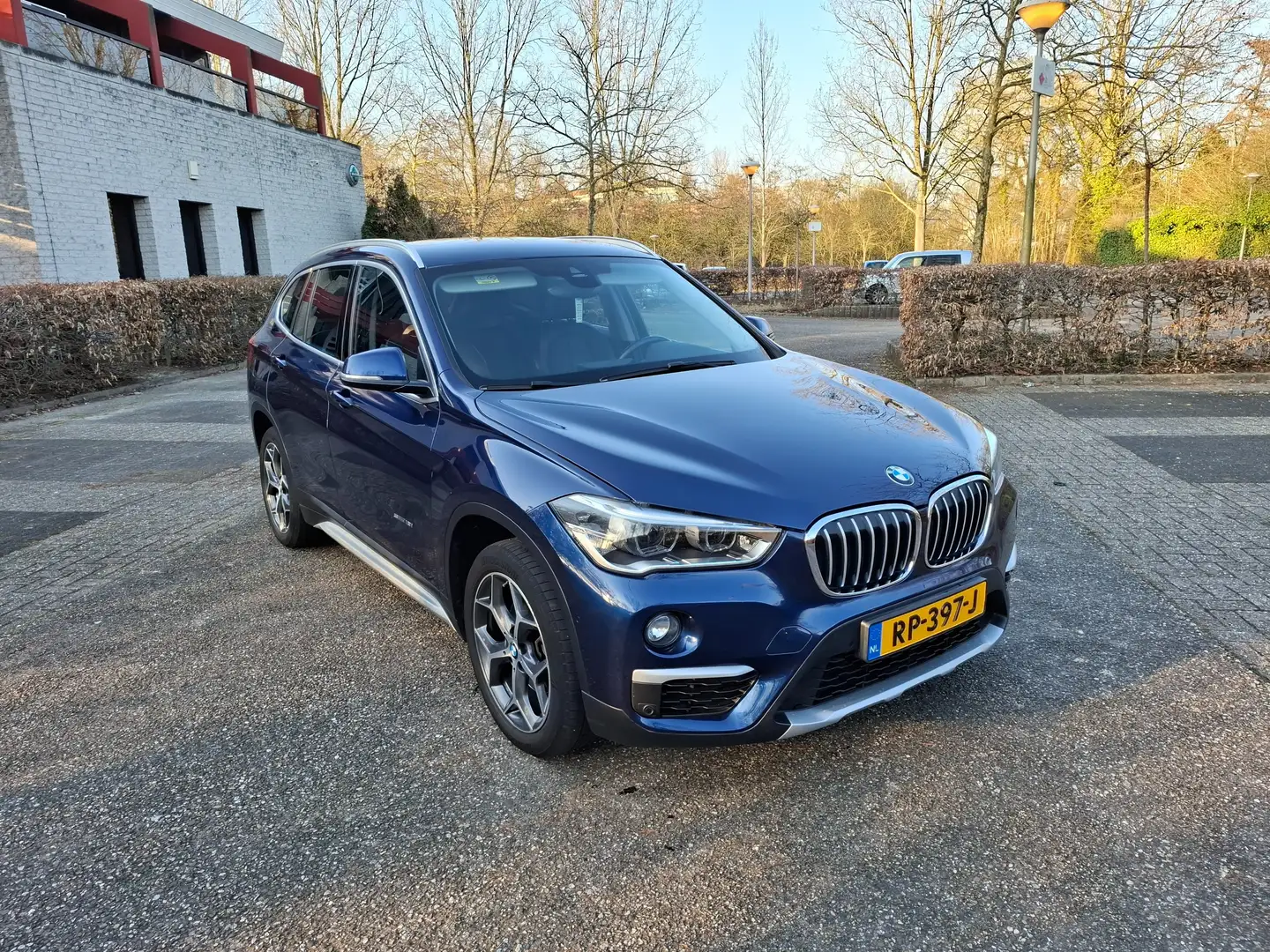 BMW X1 sDrive18i X1 High Executive xLine (automaat) Blauw - 1