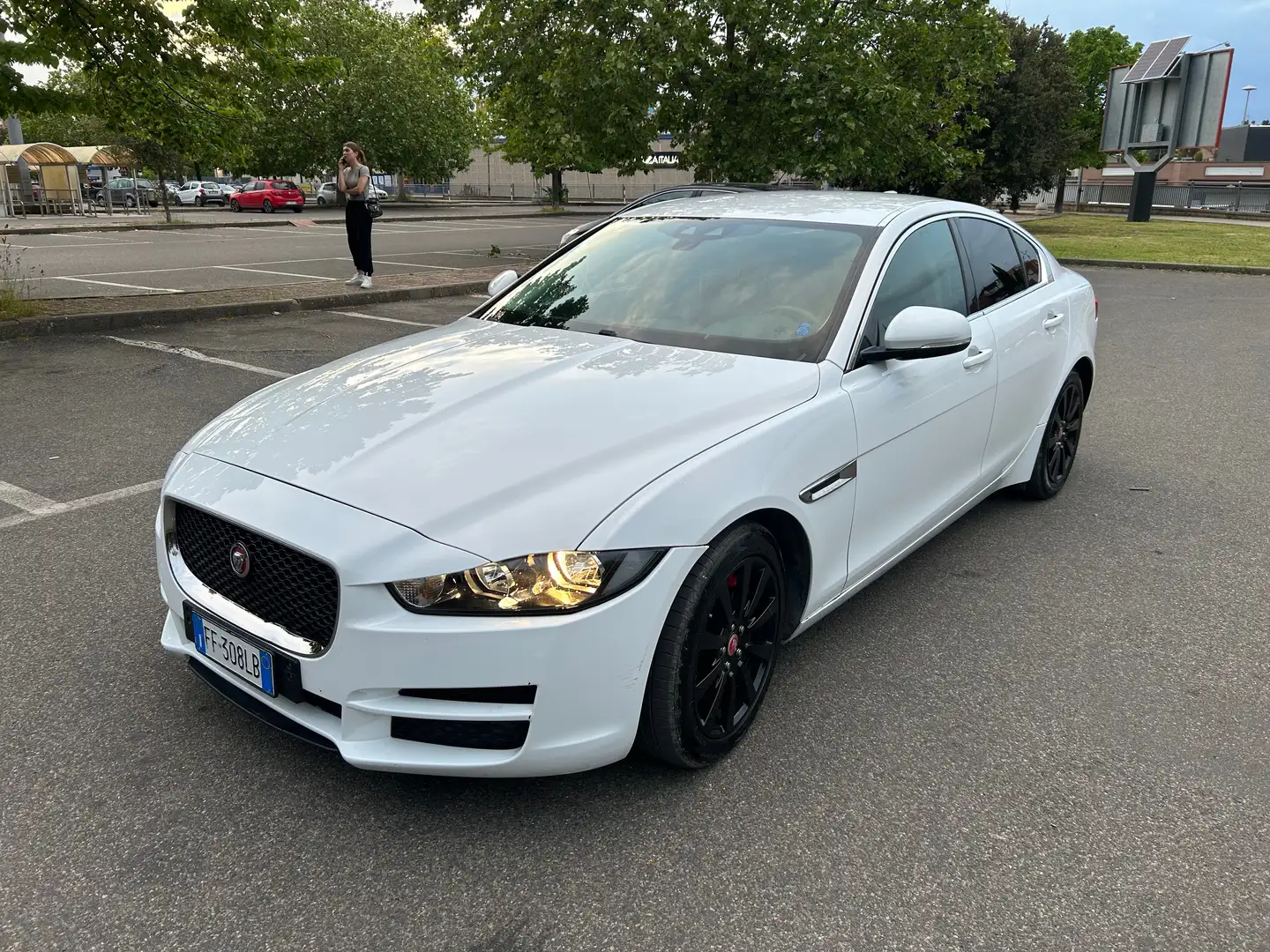 Jaguar XE XE 2.0d prestige 180cv auto - distribuzione fatta Bianco - 2