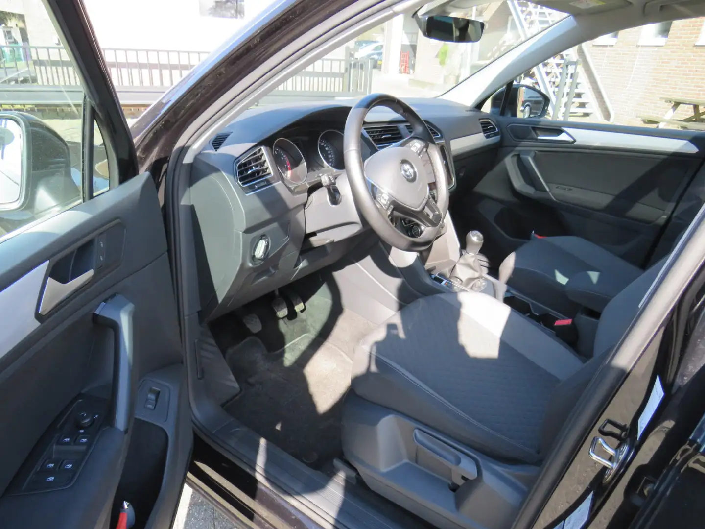 Volkswagen Tiguan 1.5 TSI Comfortline Business * Rijklaarprijs incl. Zwart - 2
