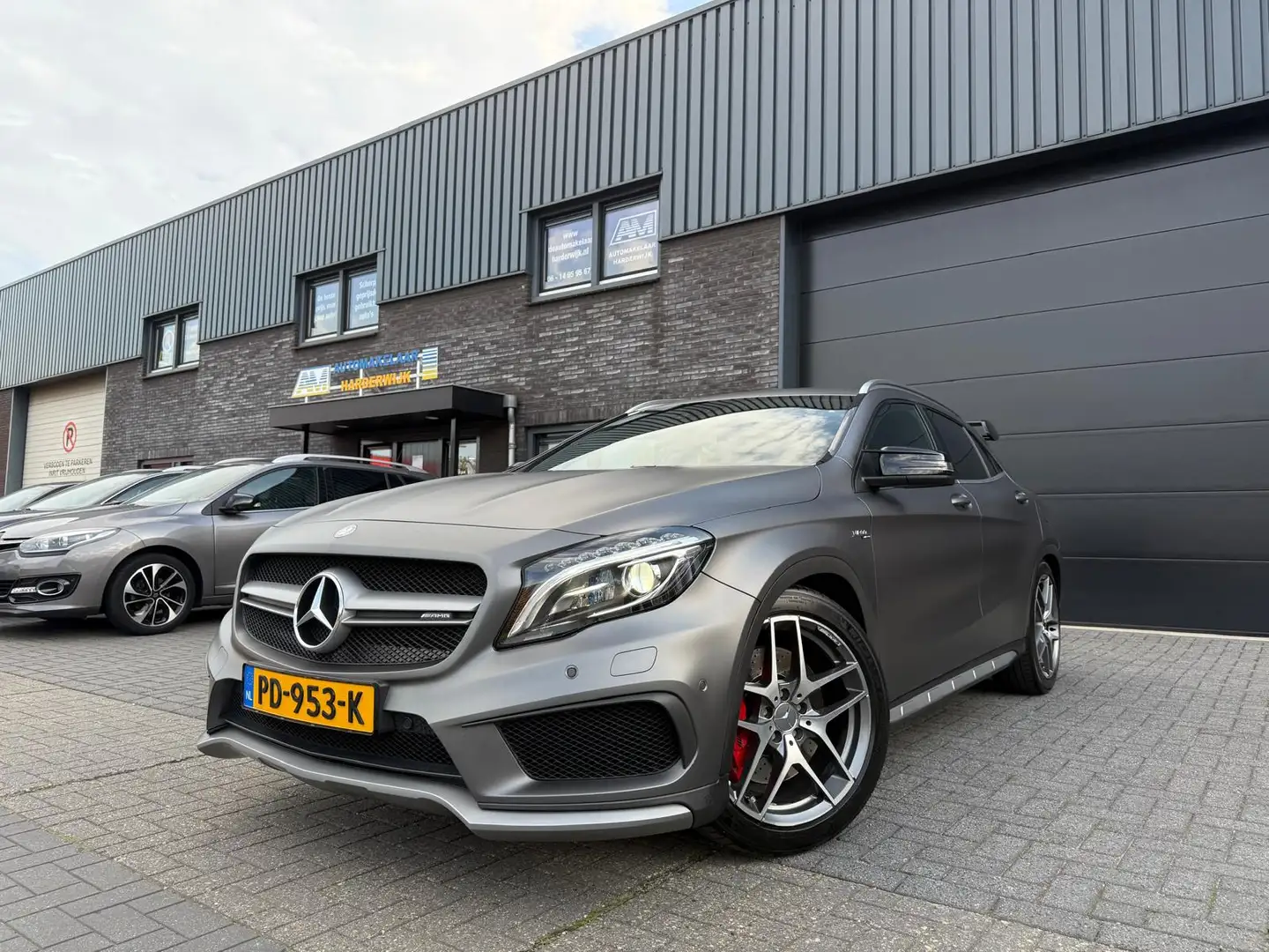 Mercedes-Benz GLA 45 AMG 4MATIC | 12MND GARANTIE | LED | AUTOMAAT | NAVI | Gris - 2