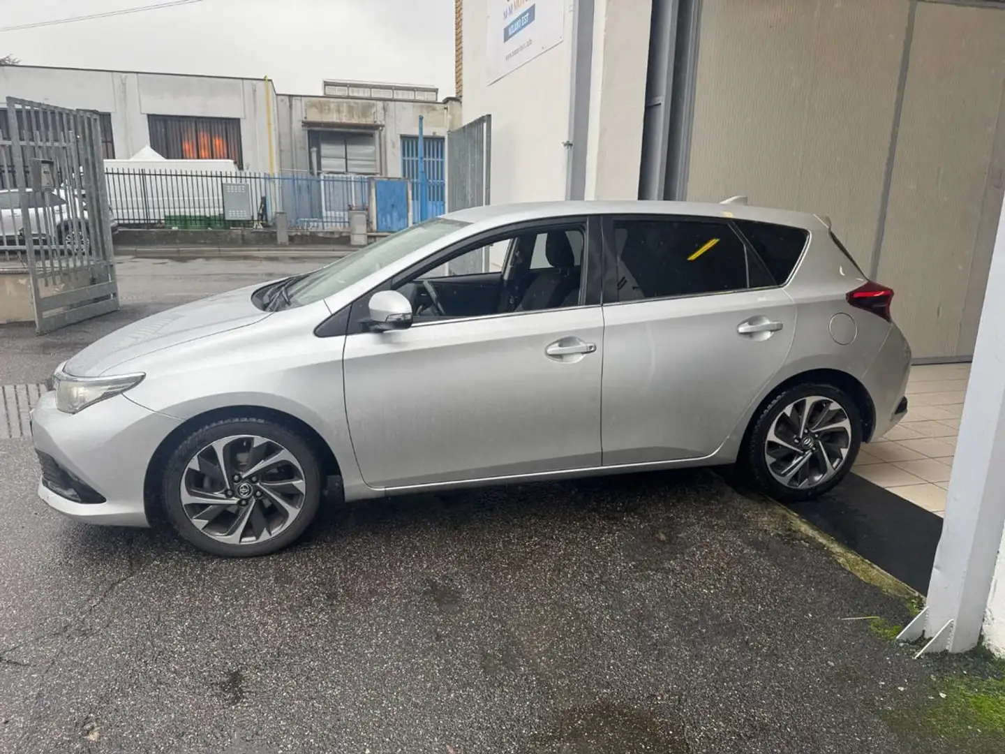 Toyota Auris 1.6 D-4D Lounge Zilver - 2