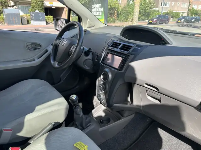 Toyota Yaris view 3