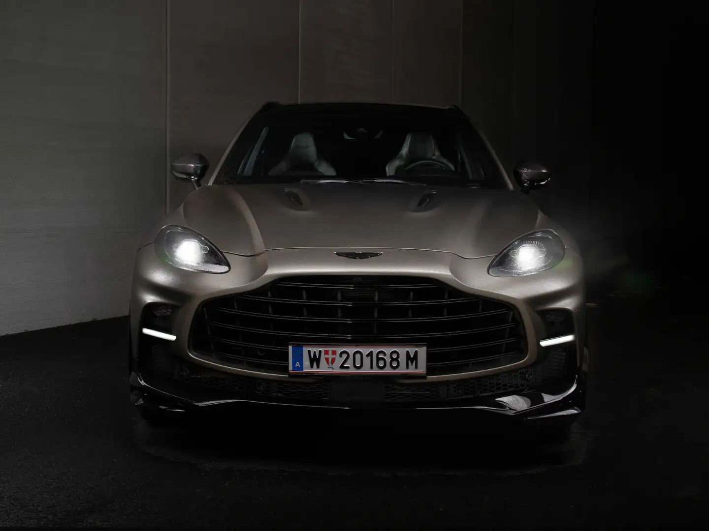 Aston Martin DBX 707 V8 Grau - 1