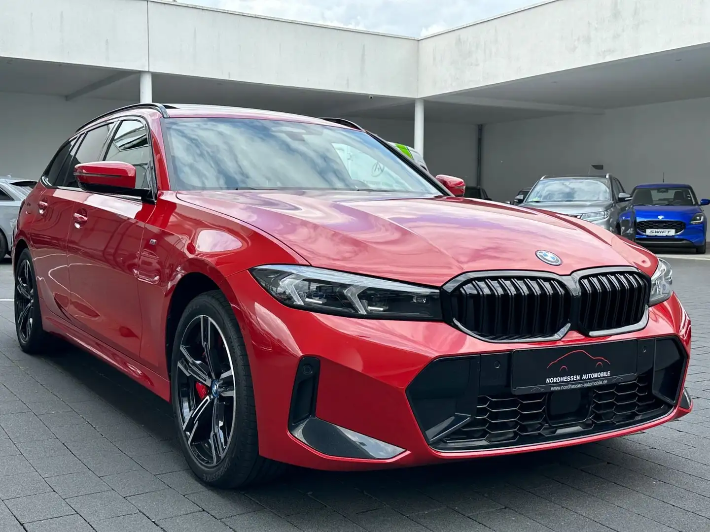 BMW 330 e xDrive Touring M Sport Pro | Panorama | AHK Czerwony - 2